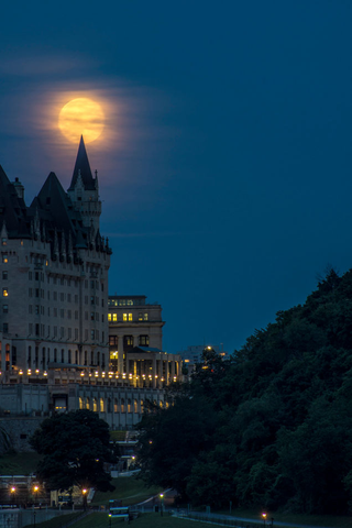 Illustration for article titled 19 Stunning Photos of The Year's Biggest, Most Beautiful Moon So Far